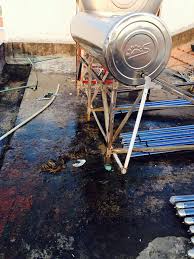 máy năng lượng mặt trời bị rò rỉ nước