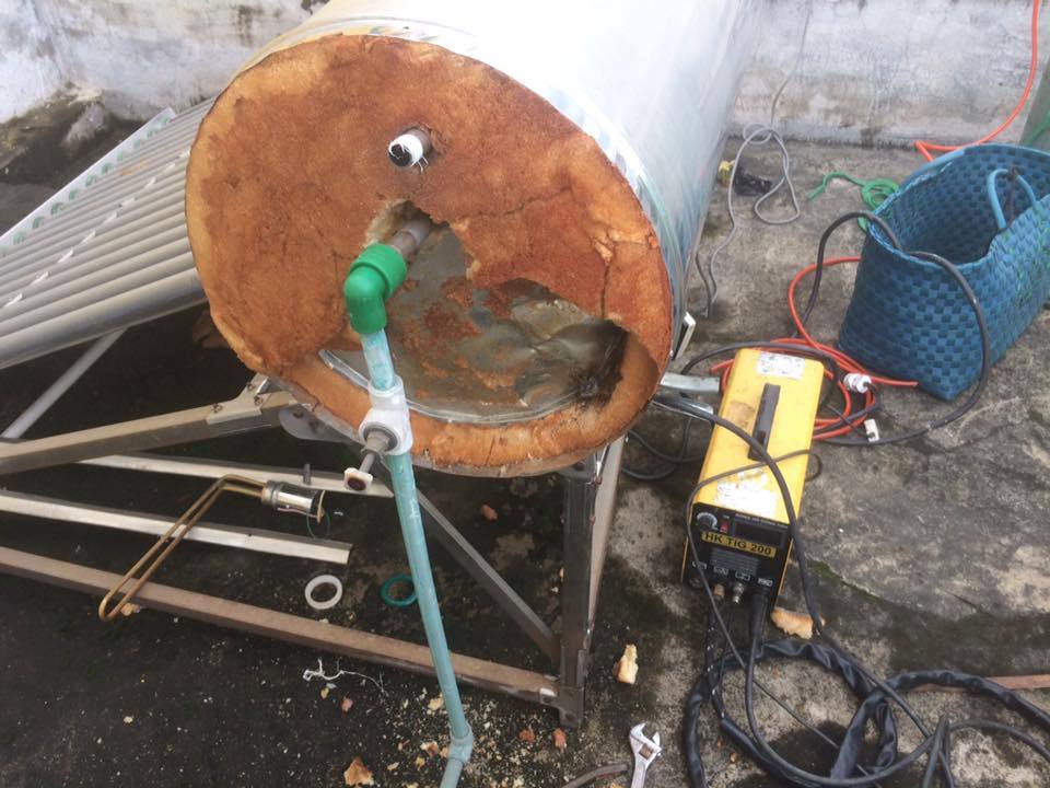 máy năng lượng mặt trời bị rò rỉ nước