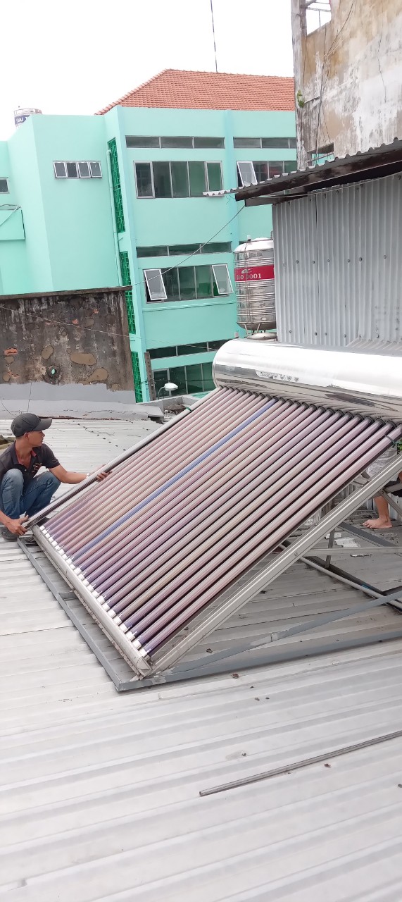 Thay Bóng Đèn Máy Nước Nóng Năng Lượng Măt Trời